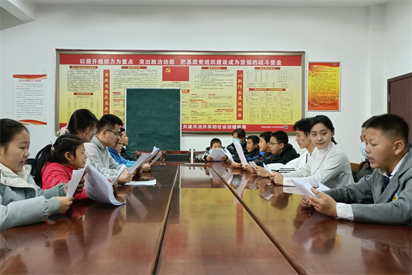 3889aa2ac9e842f2a8b46fea94a7aaad.jpg 图为志愿者带领社区员工学习红色文字(1)_edit_185330294307656.jpg