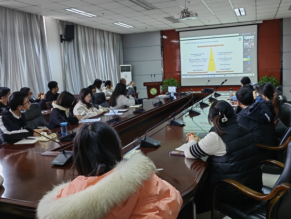 0460b6f8fe43439ea886d12272c1358c.jpg 学术报告现场.jpg
