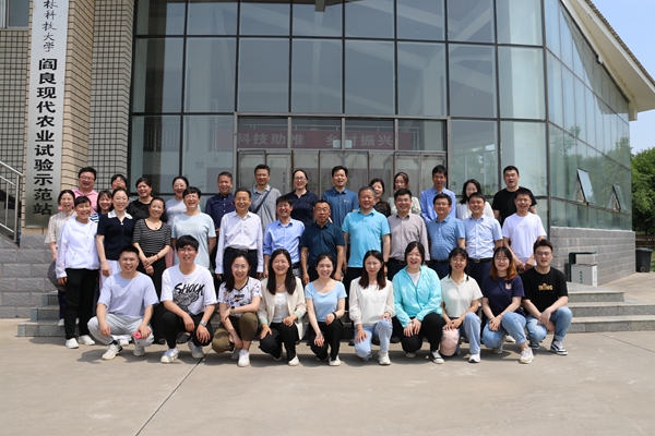 bf170b37b1fd4fbe8a0a1a46fd24b841.jpg 集体合影.JPG