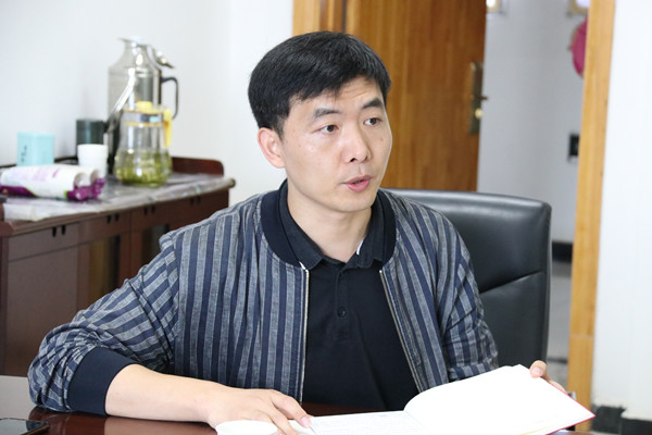 6f85fe06e74842a388afbaa997d8356a.jpg 关长飞主持比赛.JPG