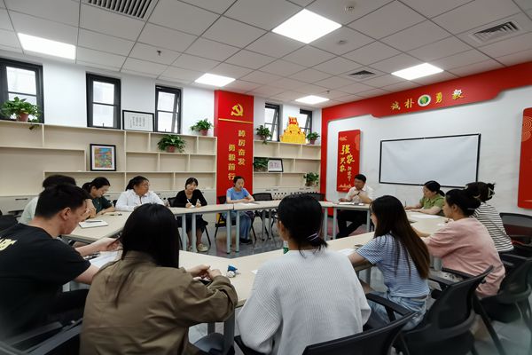 fe7a10f2d8b24542889057dc50812138.jpg 座谈会.jpg