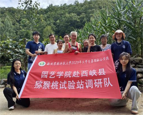 07cc6c096a1c4a83a1f4a1b154658155.png 改尺寸后 图1 调研队与种植户们合影留念(1)(1).png
